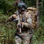Soldaten ausgestattet mir der Push-to-Talk-Lösung der CT MultiPTT-Serie von CEOTronics.