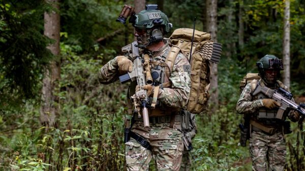 Soldaten ausgestattet mir der Push-to-Talk-Lösung der CT MultiPTT-Serie von CEOTronics.