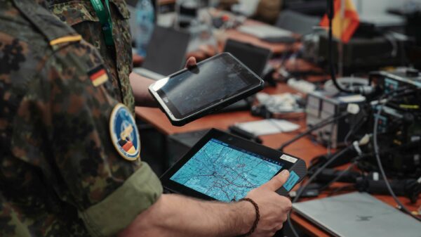 Das digitalisierte Gefechtsfeld: Mit modernen, robusten Tablets überblicken die Soldaten das Lagebild. Eine Google-Cloud als Grundlage kann die Sicherheit, Verfügbarkeit und Vernetzung der Datenlage verbessern.