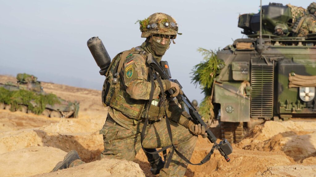 Bundeswehr-Soldat mit Schützenpanzer Marder bei der eFP Battlegroup Litauen. Das deutsche Heer hat heute die Führungsverantwortung in Litauen sowie der deutschen Einsatzkräfte im Kosovo übernommen.