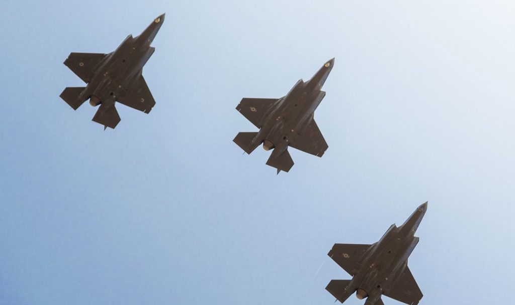 Die israelische Luftwaffe (IAF) – hier im Bild drei ihrer F-35 – wird künftig auch von Flughäfen in Griechenland und auf Zypern aus starten.
