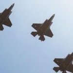 Die israelische Luftwaffe (IAF) – hier im Bild drei ihrer F-35 – wird künftig auch von Flughäfen in Griechenland und auf Zypern aus starten.