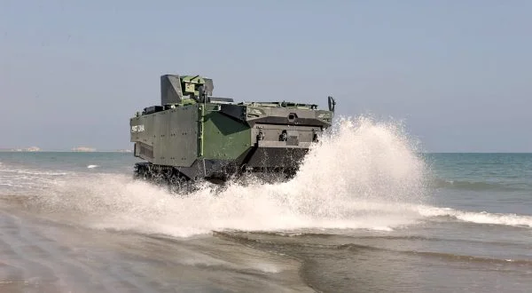 Auch mit an der Ostsee bei Steadfast Dart 2026: das gepanzerte amphibische Angriffsfahrzeuge ZAHA aus der Türkei.