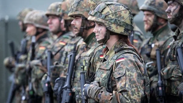 Seit 24 Jahren leisten Frauen bereits Dienst an der Waffe in der Bundeswehr, nun wurde das Unternehmen Hexonia mit der Feminisierung des Kampfanzuges im Kampfbekleidungssatz Streitkräfte betraut.