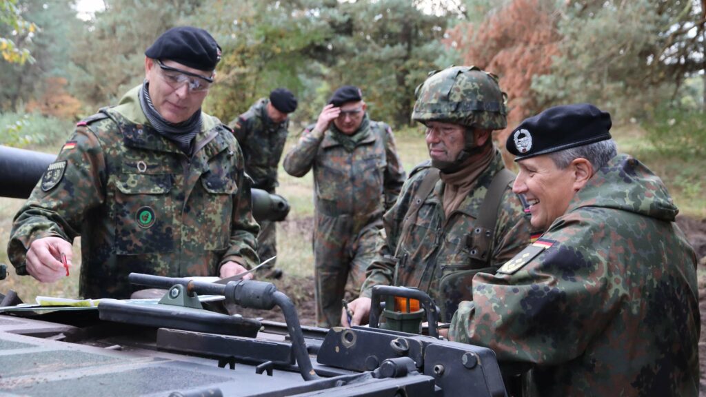 Generalleutnant Markus Laubenthal (r.) ist als Beauftragter für Veteranen- und Reservistenangelegenheiten der Bundeswehr zu Besuch auf dem Panzerübungsplatz Stapel.