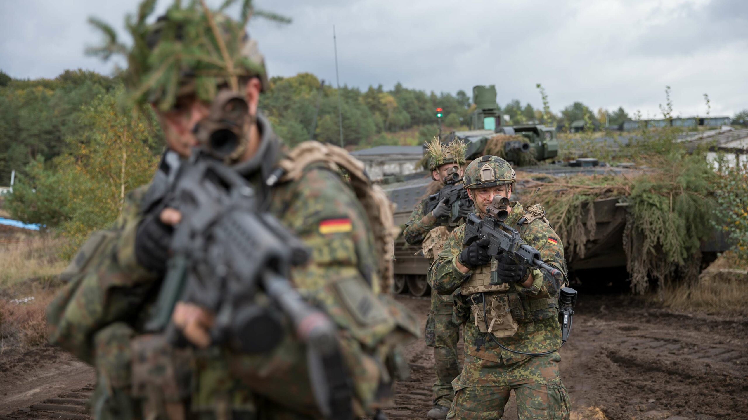 Grenadiere sitzen vom Schützenpanzer Puma ab. Gemeinsam bilden sie das „System Panzergrenadier“, das den engen Verbund aus dem modernen Bundeswehr-Schützenpanzer und seinen, mit dem Infanteristen der Zukunft-Erweitertes System (IdZ-ES) ausgestatteten, abgesetzten Soldaten bezeichnet.