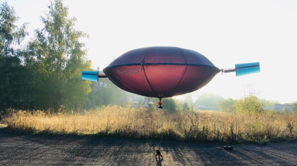 Im Gegensatz zu den gängigen Flugkonzepten für die Aufklärung, welche ihren Auftrieb rein dynamisch erzeugen, nutzt h-aero für den Flug hauptsächlich den statischen Auftrieb durch einen elliptischen Heliumballon.