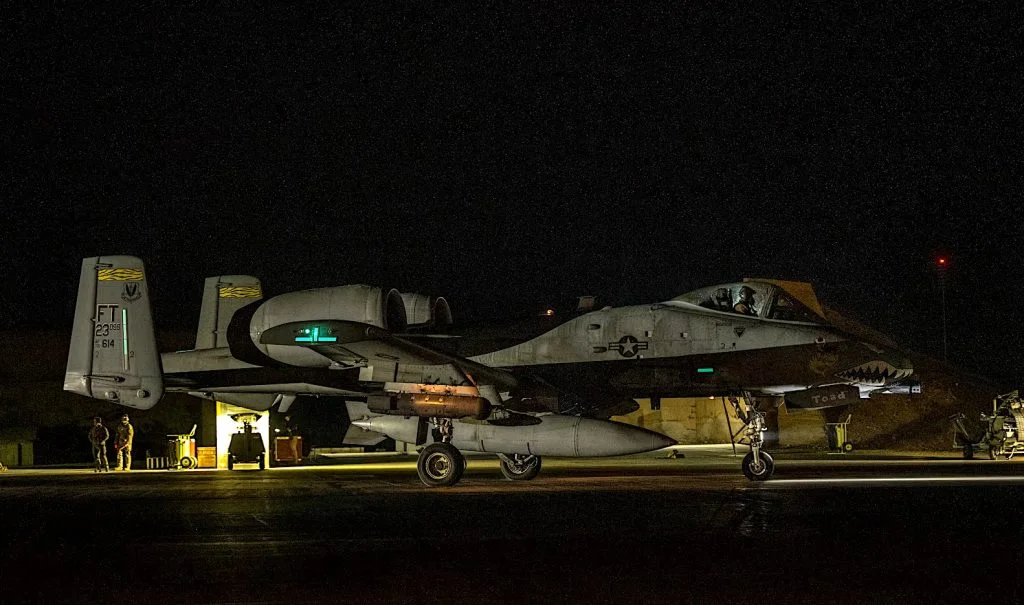 Nach Palmyra-Attacke: USA greifen über 70 IS-Ziele an: Eine A-10 Thunderbolt II der US-Luftwaffe rollt am 19. Dezember 2025 auf einem Stützpunkt im Zuständigkeitsbereich des US-Zentralkommandos. (Foto: US-Luftwaffe)