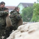 Polen: Noch keine Entwarnung – Häufigere Hochwassernotlagen führen dazu, dass auch die Bundeswehr häufiger gerufen wird, wie aktuell als Unterstützung von den polnischen Streitkräften. Das Bild zeigt Kameraden im Juni, die in den bayerischen Hochwassergebieten halfen.