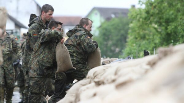 Polen: Noch keine Entwarnung – Häufigere Hochwassernotlagen führen dazu, dass auch die Bundeswehr häufiger gerufen wird, wie aktuell als Unterstützung von den polnischen Streitkräften. Das Bild zeigt Kameraden im Juni, die in den bayerischen Hochwassergebieten halfen.