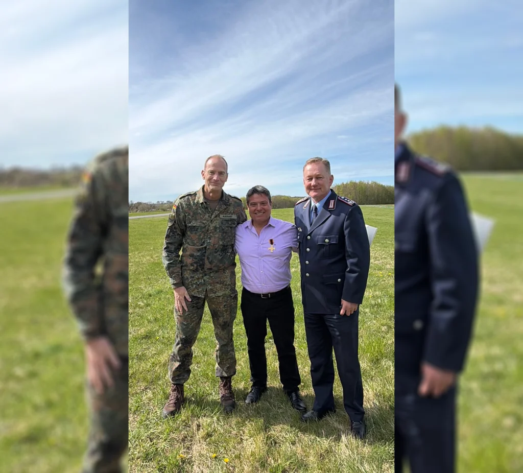 Bei der Zeremonie erhielten Moshe Patel, Leiter der Israel Missile Defense Organization, und Oberst R., Leiter der Upper Tier Division der IMDO, die Auszeichnung für ihren Einsatz bei der EInführ des Raketenabwehrsystems Arrow vom Kommandeur der bodengebundenen Einheiten der deutschen Luftwaffe, Brigadegeneral Arnt Kuebart.