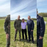 Bei der Zeremonie erhielten Moshe Patel, Leiter der Israel Missile Defense Organization, und Oberst R., Leiter der Upper Tier Division der IMDO, die Auszeichnung für ihren Einsatz bei der EInführ des Raketenabwehrsystems Arrow vom Kommandeur der bodengebundenen Einheiten der deutschen Luftwaffe, Brigadegeneral Arnt Kuebart.