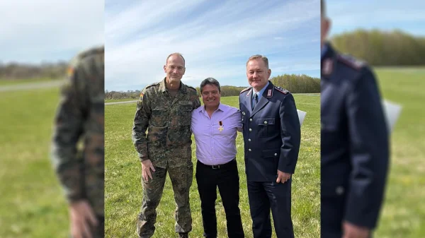 Bei der Zeremonie erhielten Moshe Patel, Leiter der Israel Missile Defense Organization, und Oberst R., Leiter der Upper Tier Division der IMDO, die Auszeichnung für ihren Einsatz bei der EInführ des Raketenabwehrsystems Arrow vom Kommandeur der bodengebundenen Einheiten der deutschen Luftwaffe, Brigadegeneral Arnt Kuebart.