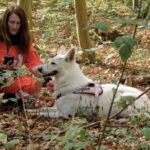 Ein Mitglied der Bayerischen Rettungshundestaffel kommuniziert mit Hilfe von Agnet mit ihrem Team.