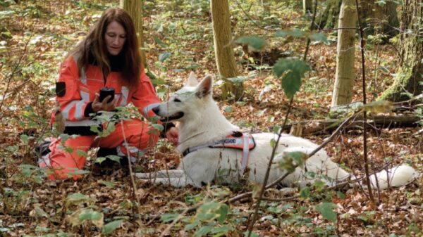 Ein Mitglied der Bayerischen Rettungshundestaffel kommuniziert mit Hilfe von Agnet mit ihrem Team.