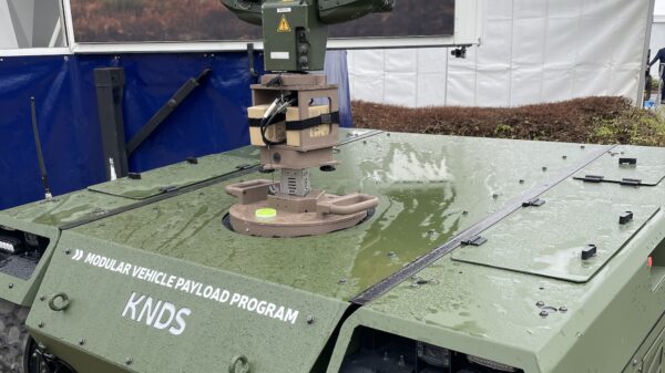 Das Infanterieradar Ground Observation Radar GO12 von Thales auf einem THeMIS Unmanned Ground Vehicle von Milrem.