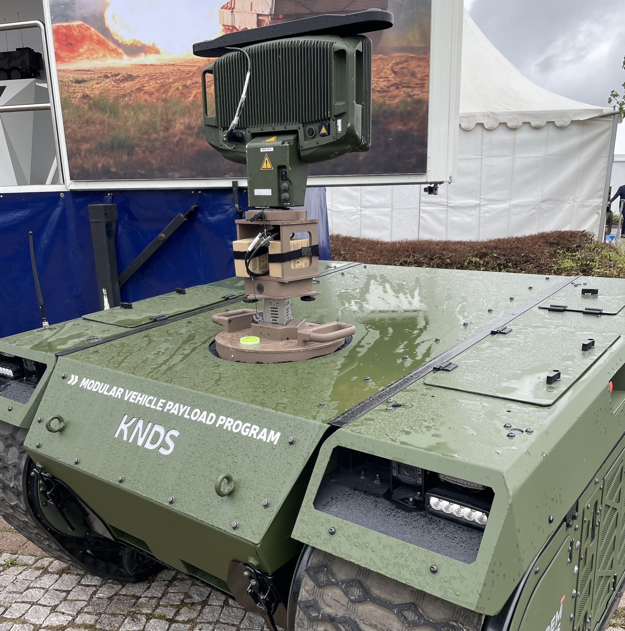 Das Infanterieradar Ground Observation Radar GO12 von Thales auf einem THeMIS Unmanned Ground Vehicle von Milrem.