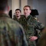 Sturmausgangsstellung: Der Inspekteur des Heeres, Generalleutnant Christian Freuding, hier bei einem Besuch der Fallschirmjäger in Altenstadt.