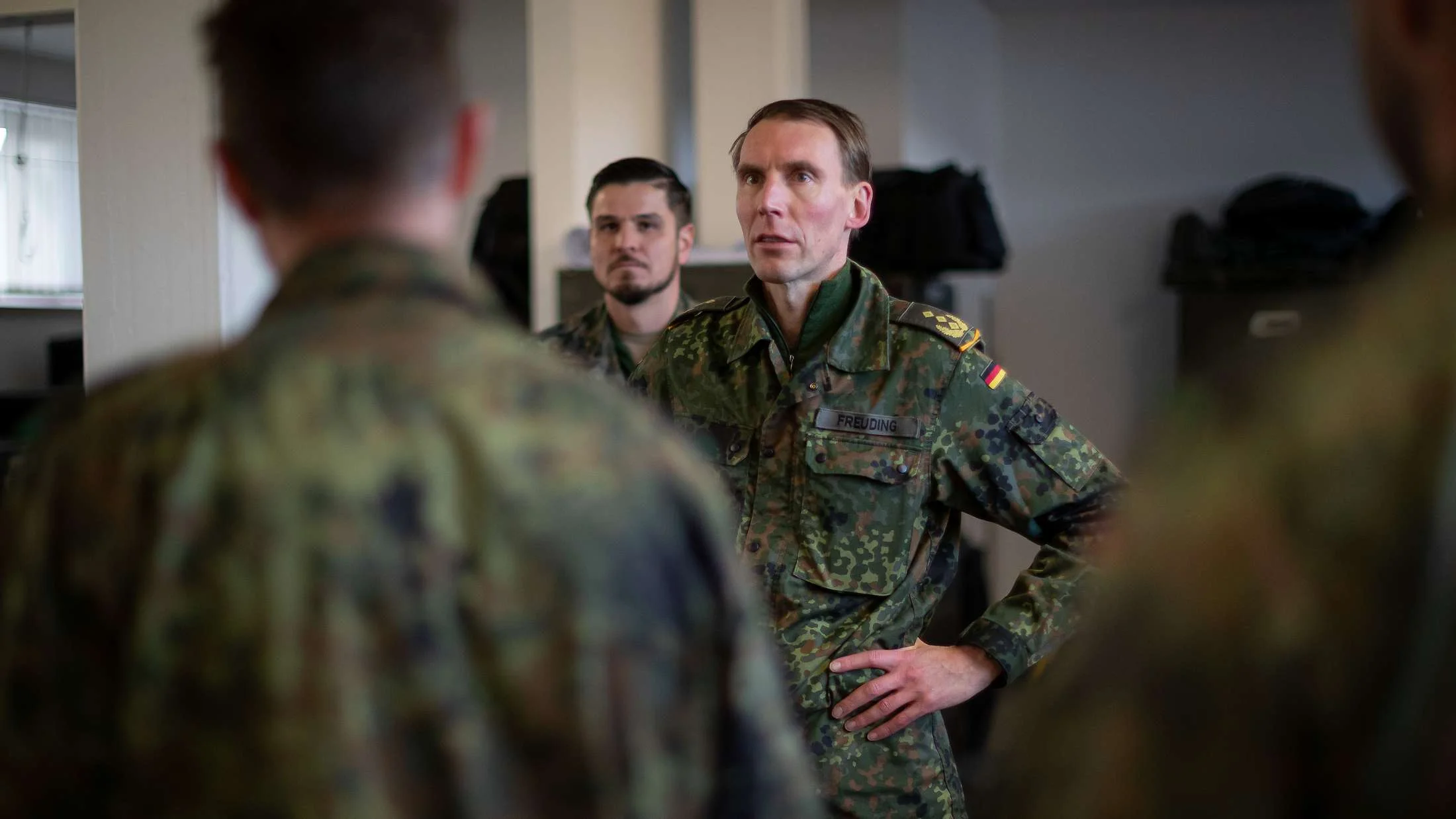 Sturmausgangsstellung: Der Inspekteur des Heeres, Generalleutnant Christian Freuding, hier bei einem Besuch der Fallschirmjäger in Altenstadt.