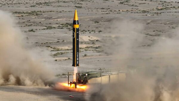 Start einer Khorramschahr. Diese Mittelstreckenrakete des Iran soll verschiedene Gefechtsköpfe tragen können, darunter auch einen mit Streumunition.