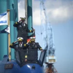 Marineoffiziere überführen ein in Deutschland gebautes israelisches U-Boot nach Israel.