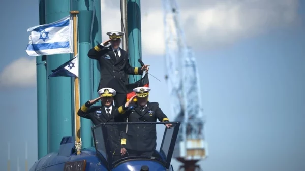 Marineoffiziere überführen ein in Deutschland gebautes israelisches U-Boot nach Israel.