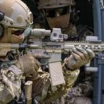 Soldaten des KSK nutzen das neue Standardgewehr der Bundeswehr G95 aus einem H145M in einer für Spezialkräfte seit 2021 eingeführten Version.