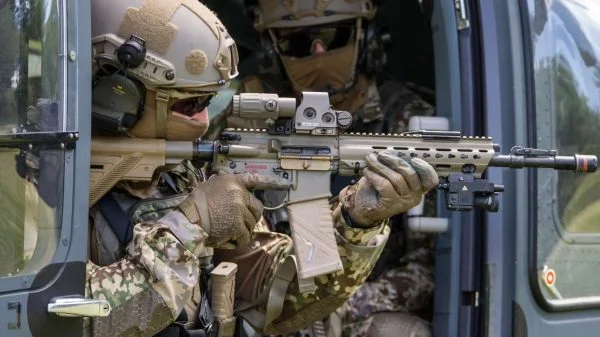 Soldaten des KSK nutzen das neue Standardgewehr der Bundeswehr G95 aus einem H145M in einer für Spezialkräfte seit 2021 eingeführten Version.