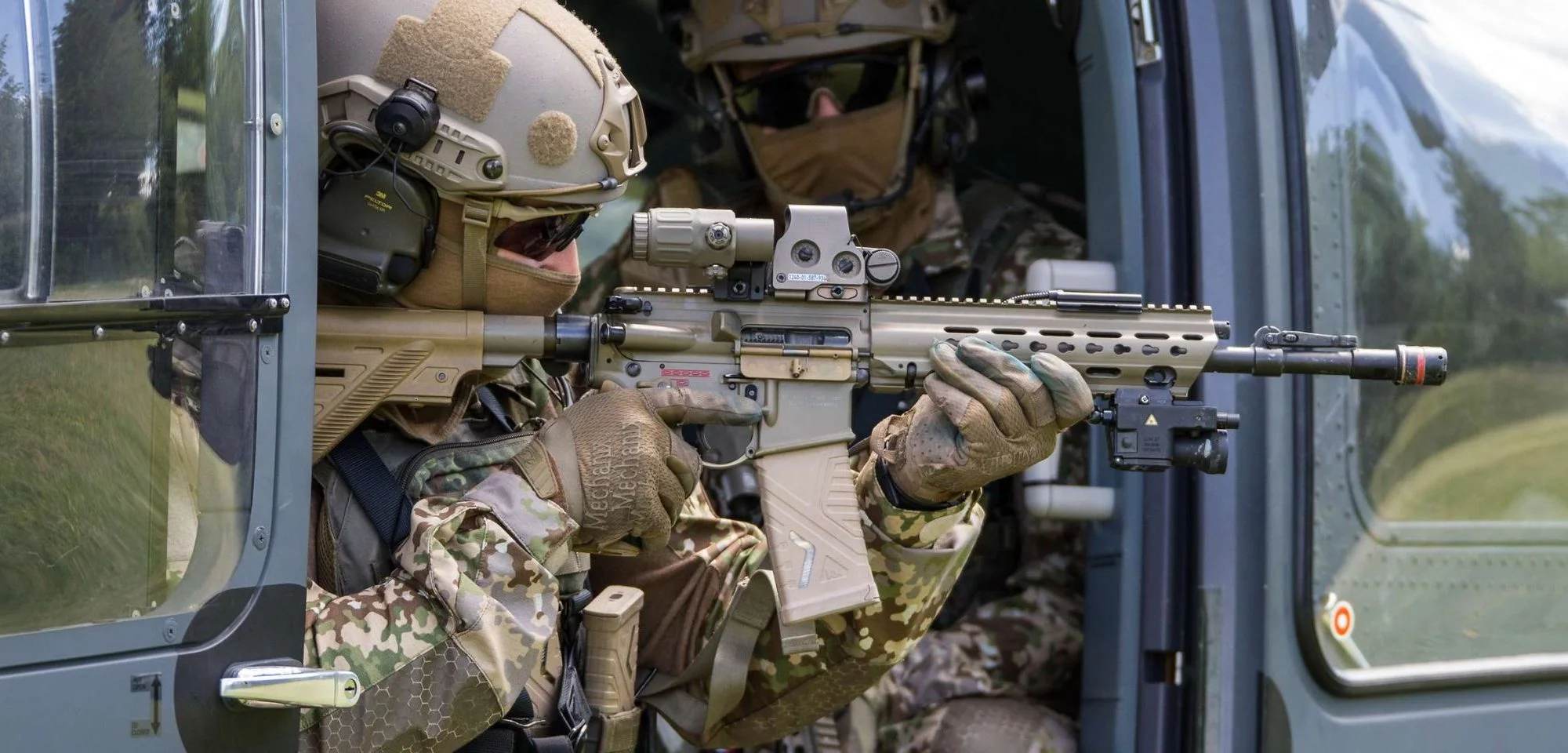 Soldaten des KSK nutzen das neue Standardgewehr der Bundeswehr G95 aus einem H145M in einer für Spezialkräfte seit 2021 eingeführten Version.