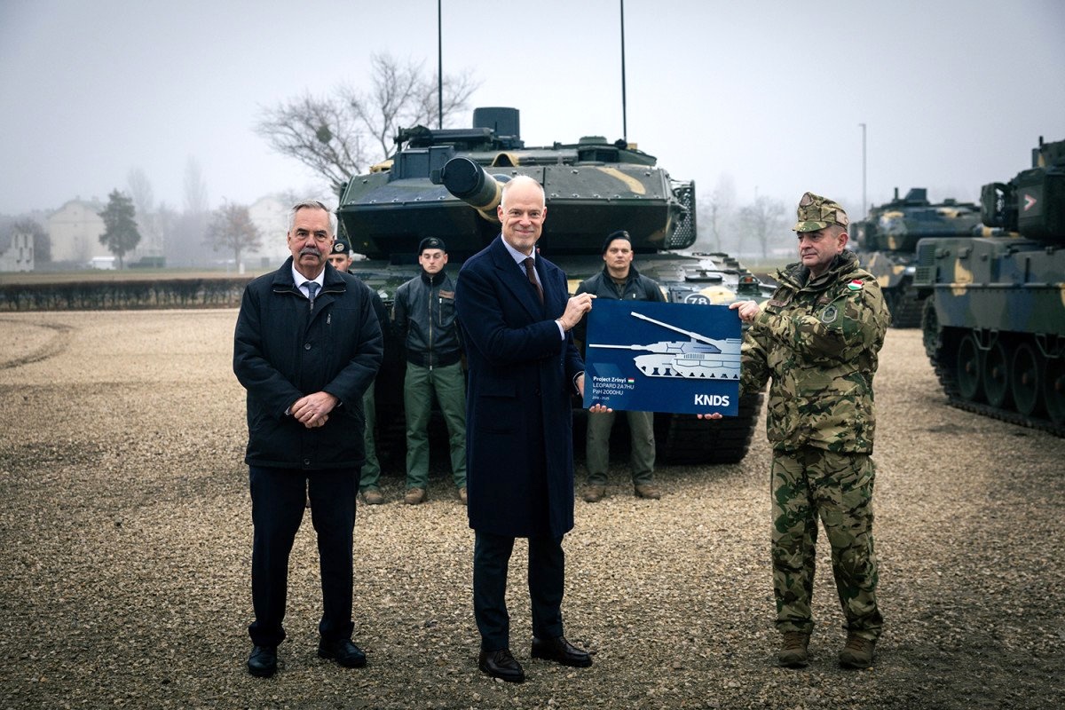 Übergabe des letztn Leopard 2 an Ungarn (v.r.n.l.): KNDS-CEO Ralf Ketzel, der ungarische Verteidigungsminister Kristóf Szalay-Bobrovniczky und der Chef der ungarischen Streitkräfte, Generaloberst Gábor Böröndi.