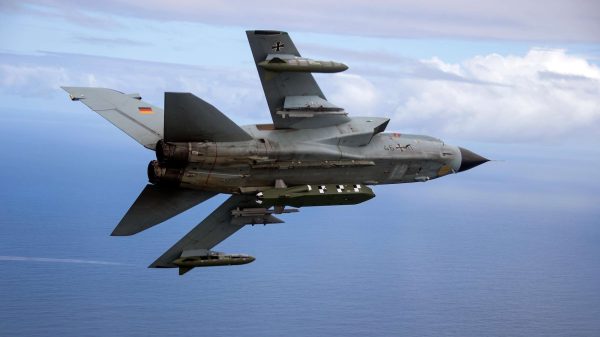 Der Taurus KEPD-350 an einem Tornado. Während der aktuelle Taurus bisher nur im Tornado integriert ist werden die neuen Taurus NEO für den Eurofighter ausgelegt, da der Tornado 2030 das Nutzungsende erreicht.