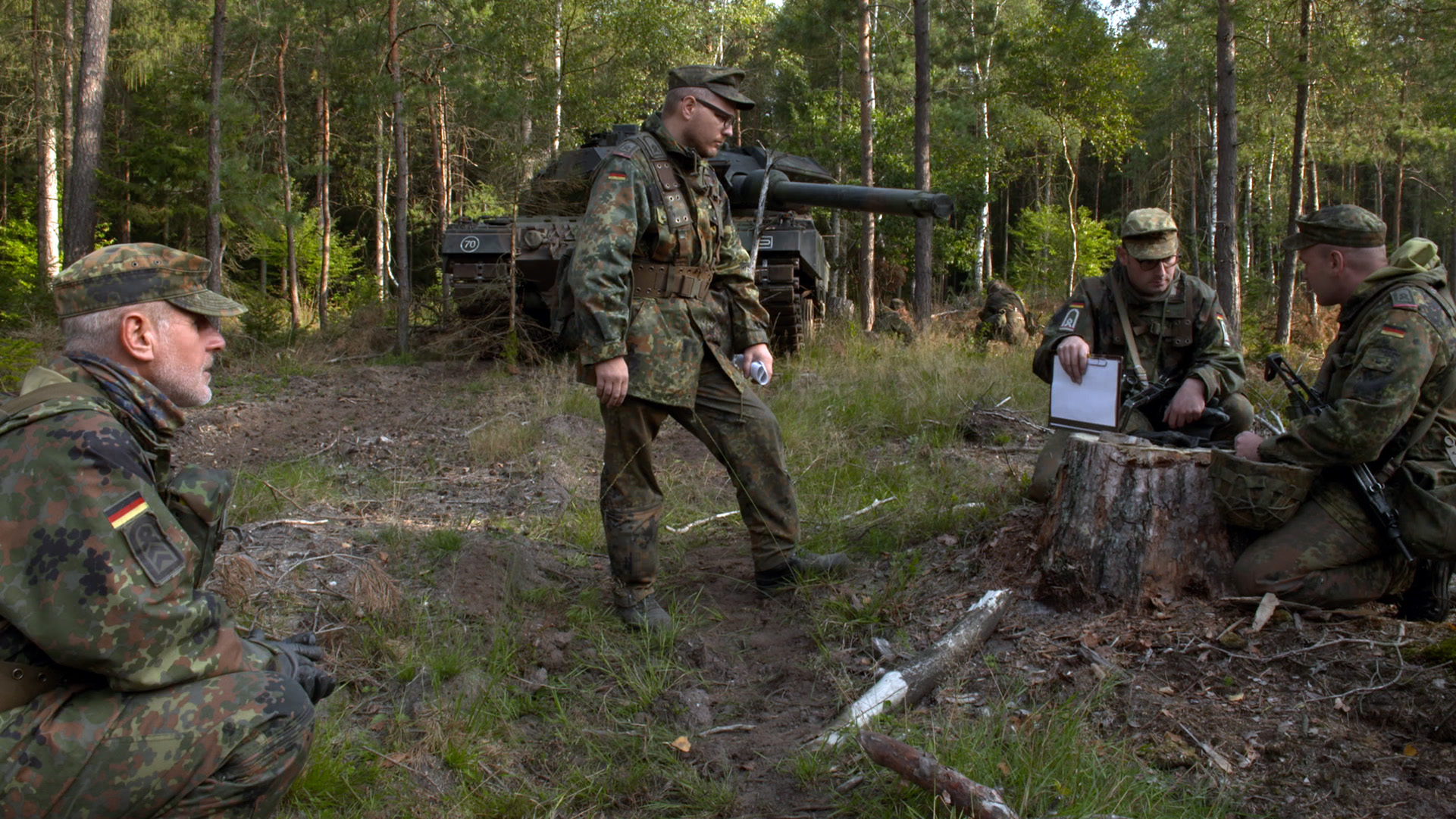 Soldaten üben im Wald bei Munster. Gefilmt von RTLZWEI für einen neuen Dokumentarfilm.