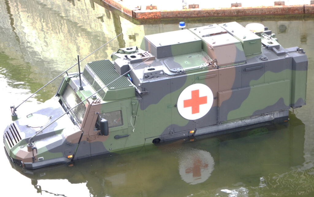 Mittleres geschützes Sanitäts- Kraftfahrzeug im Tiefwatbecken der WTD 41. Foto: Bundeswehr