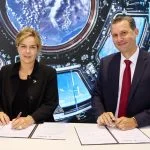 Die nordrhein-westfälische Wirtschaftsministerin Mona Neubaur und Siemens-Manager Olaf Plante unterzeichnen ein Memorandum of Understanding zur Zusammenarbeit für geplantes Production Launch Centre Defence.