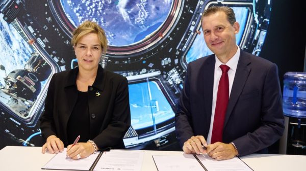Die nordrhein-westfälische Wirtschaftsministerin Mona Neubaur und Siemens-Manager Olaf Plante unterzeichnen ein Memorandum of Understanding zur Zusammenarbeit für geplantes Production Launch Centre Defence.