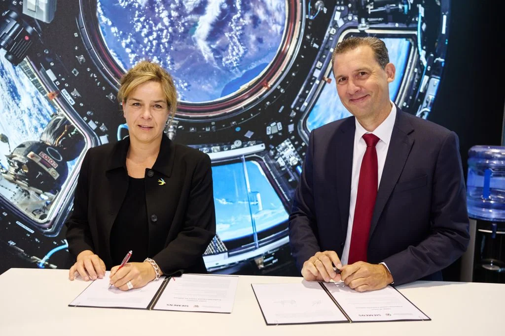Die nordrhein-westfälische Wirtschaftsministerin Mona Neubaur und Siemens-Manager Olaf Plante unterzeichnen ein Memorandum of Understanding zur Zusammenarbeit für geplantes Production Launch Centre Defence.