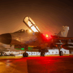 Ein Tornado-Kampfjet vor dem Start eines Einsatzaufklärungsflugs bei Nacht, hier auf der Air Base Incirlik im Rahmen der Mission Counter Daesh im Jahr 2016. (Foto: Lw)