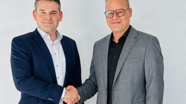 Neuer CEO der EUROBOTICS GmbH, Raffael Klaschka (l.), und sein Vorgänger Christoph Otten.