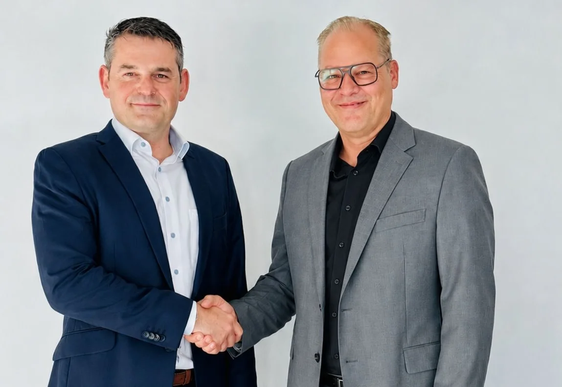 Neuer CEO der EUROBOTICS GmbH, Raffael Klaschka (l.), und sein Vorgänger Christoph Otten.