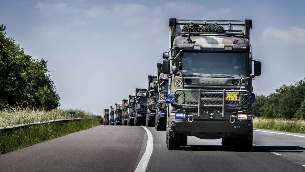 Logistik und Mobilität: Eine niederländische Kollone aus militärischen Lkws.