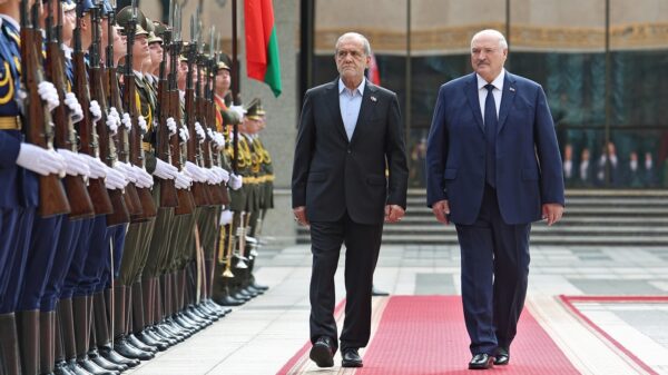 Bei seinem Besuch in Belarus unterzeichneten der iranische Präsident Massud Peseschkian (l.) und der belarusische Diktator Aljaksandr Lukaschenka 13 Abkommen – aus iranische Waffenfabriken im Ausland könnten dazugehört haben.