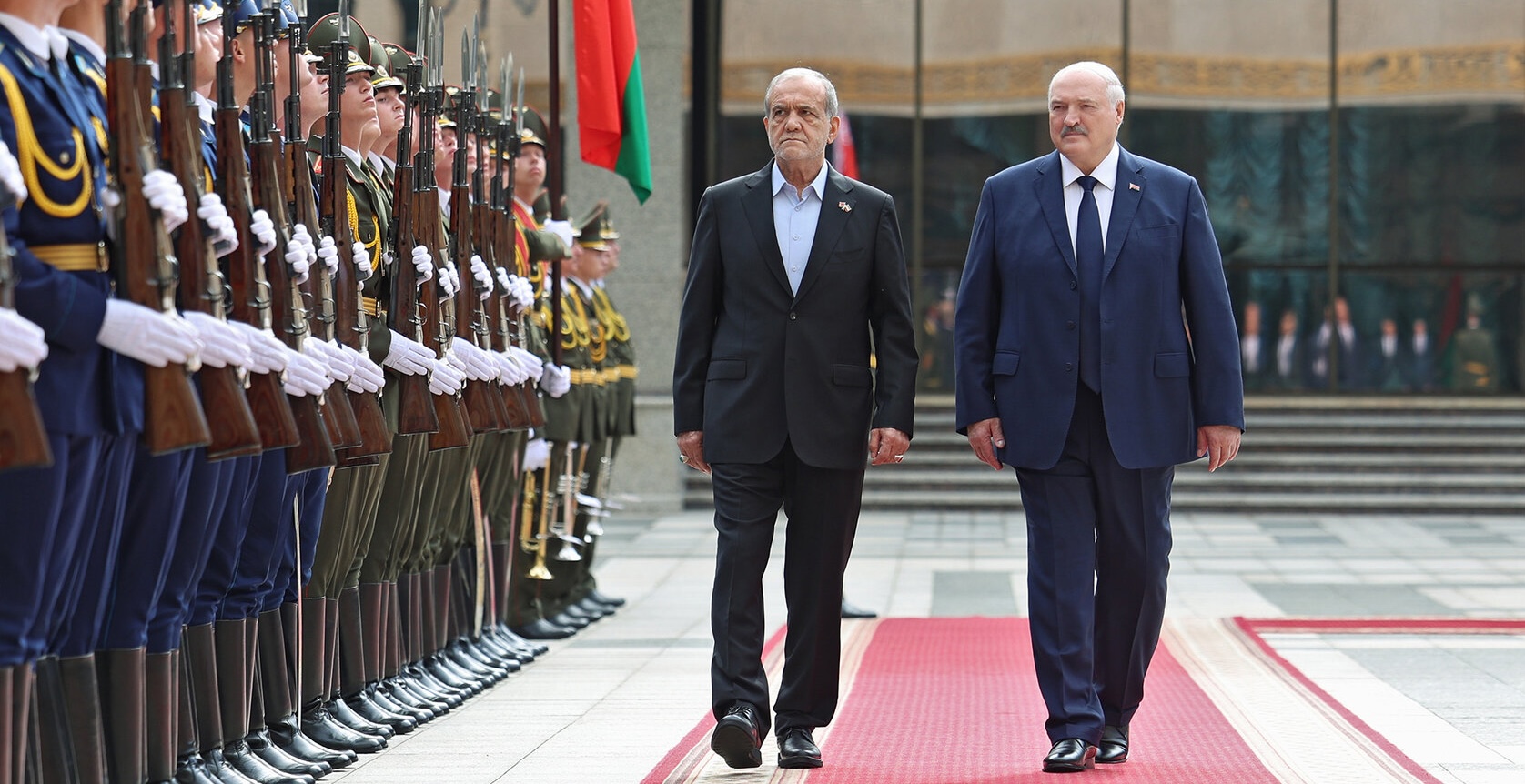 Bei seinem Besuch in Belarus unterzeichneten der iranische Präsident Massud Peseschkian (l.) und der belarusische Diktator Aljaksandr Lukaschenka 13 Abkommen – aus iranische Waffenfabriken im Ausland könnten dazugehört haben.