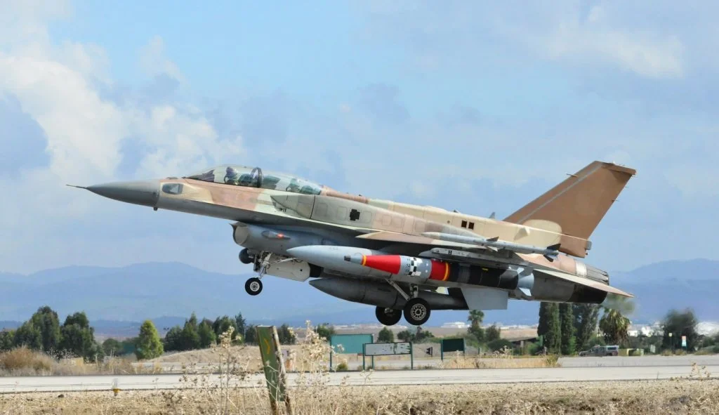 Laut Rafael handelt es sich bei der ROCKS um eine Luft-Boden-Rakete der neuen Generation mit erweiterter Reichweite, die für den Angriff auf hochwertige stationäre und mobile Ziele in einem Gebiet ohne GPS-Empfang entwickelt wurde.