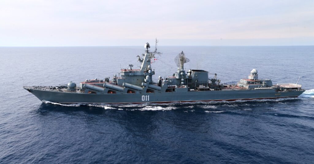 Als Russland noch einen sicheren Mittelmeerzugang besaß, unterstützten russische Schiffe das syrische Regime von Assad. Hier zu sehen der Raketenkreuzer Varyag (vormals Chervona Ukraina), Schwesterschiff der von der Ukraine versenkten Moskwa.