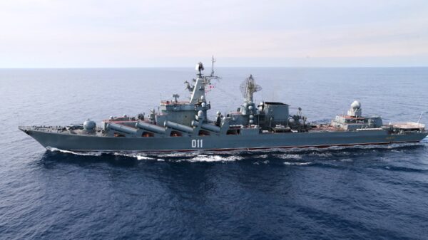 Als Russland noch einen sicheren Mittelmeerzugang besaß, unterstützten russische Schiffe das syrische Regime von Assad. Hier zu sehen der Raketenkreuzer Varyag (vormals Chervona Ukraina), Schwesterschiff der von der Ukraine versenkten Moskwa.