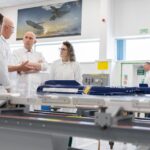 Der britische Verteidigungsminister John Healey besucht eine Munitionsfabriken.