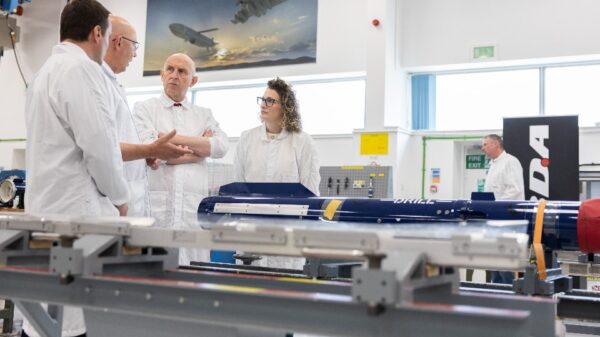 Der britische Verteidigungsminister John Healey besucht eine Munitionsfabriken.