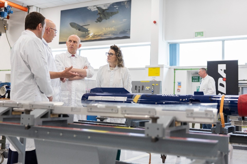 Der britische Verteidigungsminister John Healey besucht eine Munitionsfabriken.