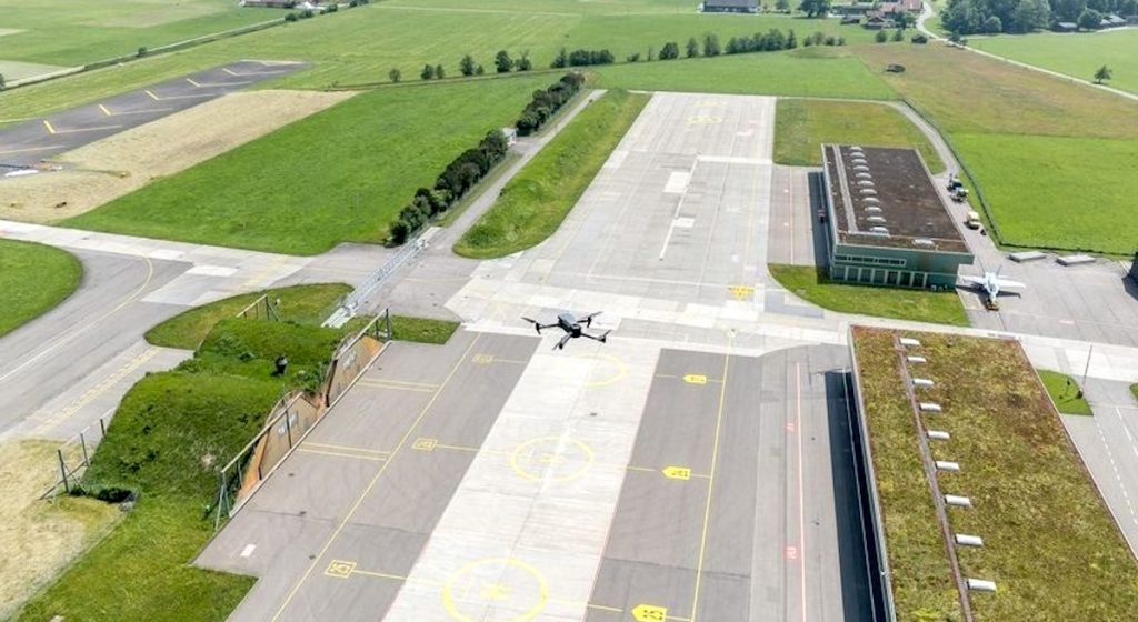 Schweiz: Systeme von Securiton zur Drohnenabwehr bestellt: Die Aufnahme zeigt eine sicherheitskritische Situation durch unerlaubten Drohneneinsatz in unmittelbarer Nähe zu militärischen Luftfahrzeugen. VBS/DDPS, Alex Kühni