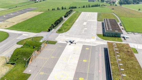 Schweiz: Systeme von Securiton zur Drohnenabwehr bestellt: Die Aufnahme zeigt eine sicherheitskritische Situation durch unerlaubten Drohneneinsatz in unmittelbarer Nähe zu militärischen Luftfahrzeugen. VBS/DDPS, Alex Kühni